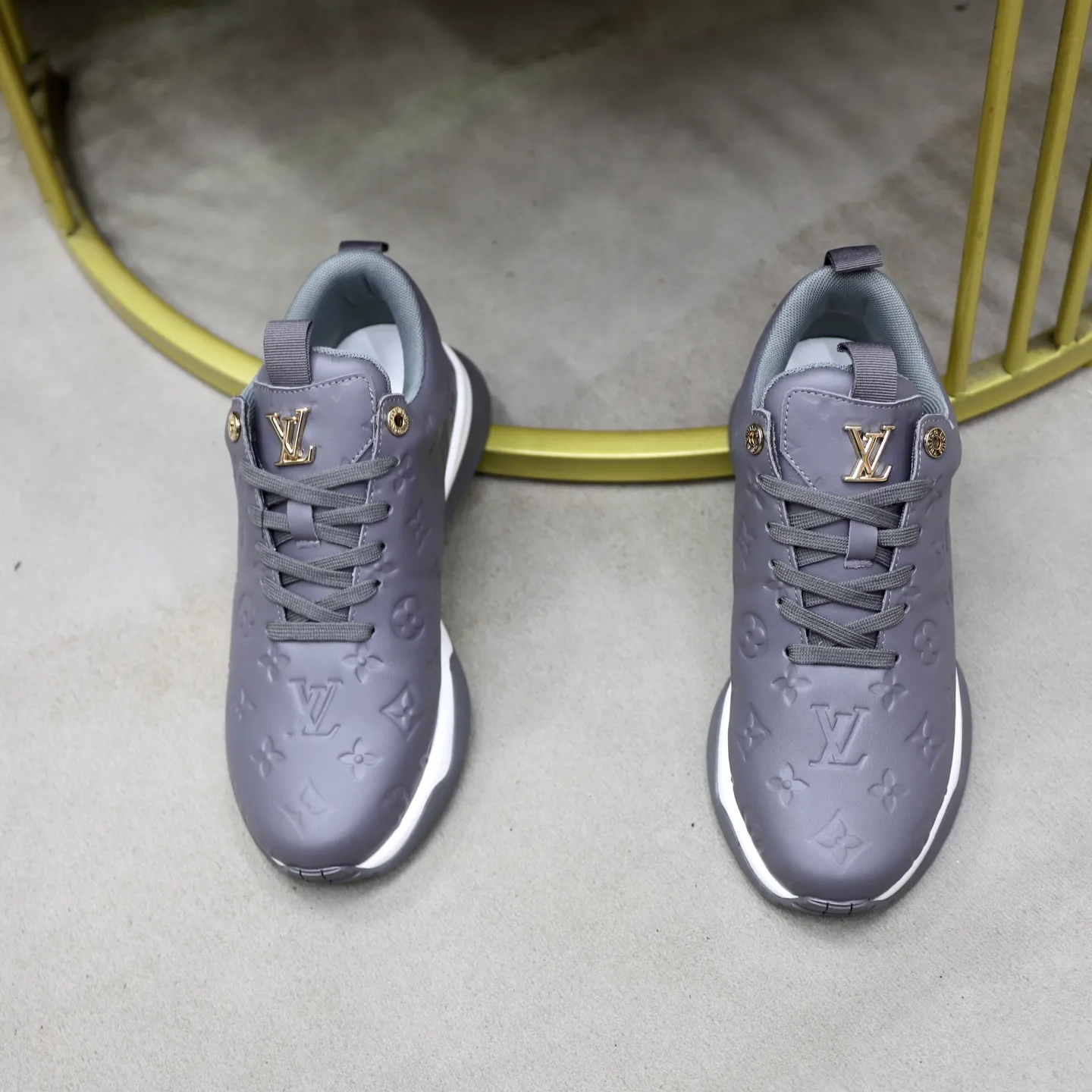 Factory price: 520💰【LV】Louis Vuitton is a high-end brand of men's shoes, new models on the market, top luxury brand, the latest fashionable casual men's shoes, trendy and versatile style, relaxed and sporty style, calfskin upper and ultra-fine workmanship. The original personalized fashionable rubber wear-resistant outsole is light and comfortable on the foot. Code number: 39-44 (45, 46 customized)